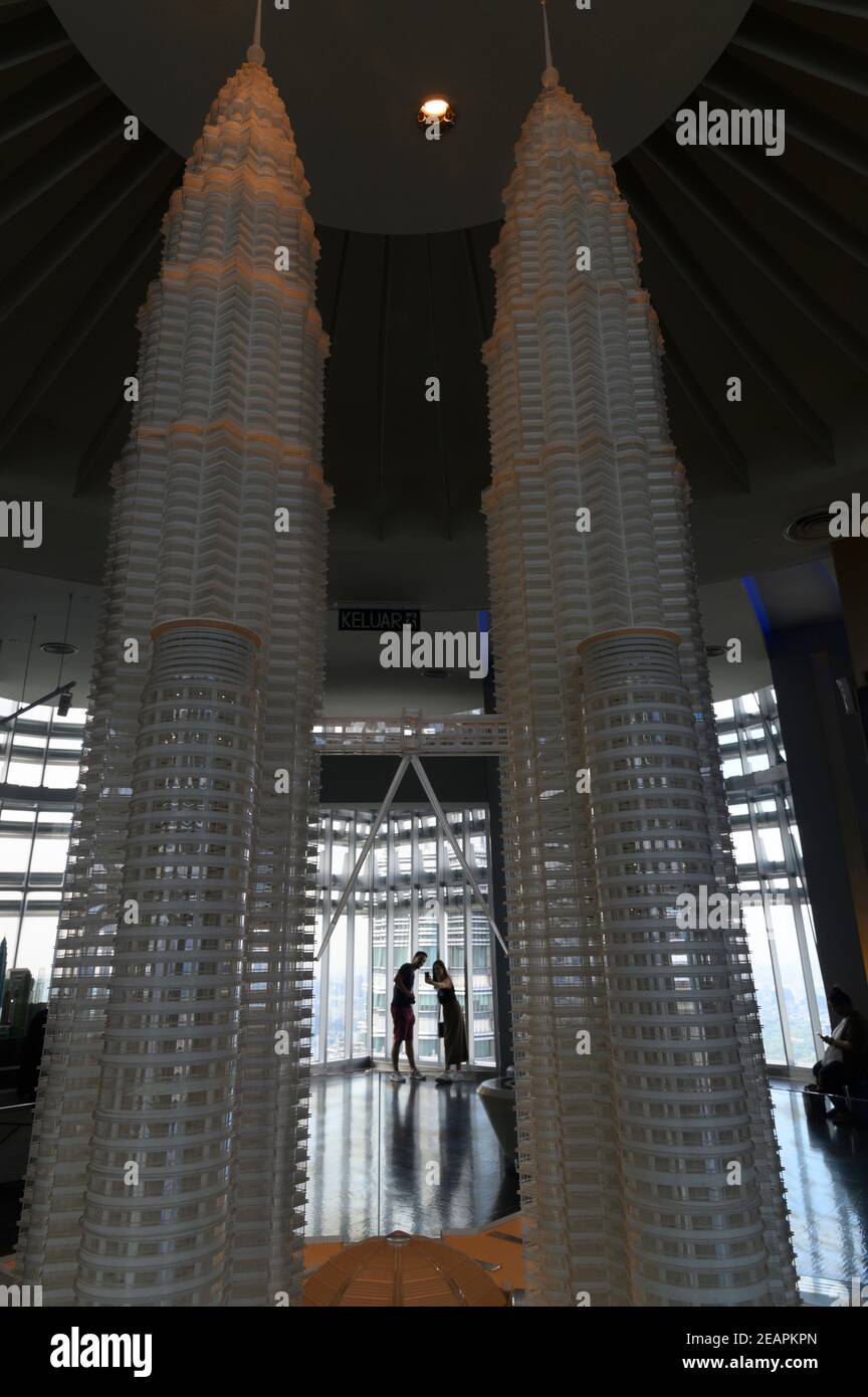 Junges Paar fotografiert auf der Aussichtsplattform des Petronas Twin Towers Stockfoto