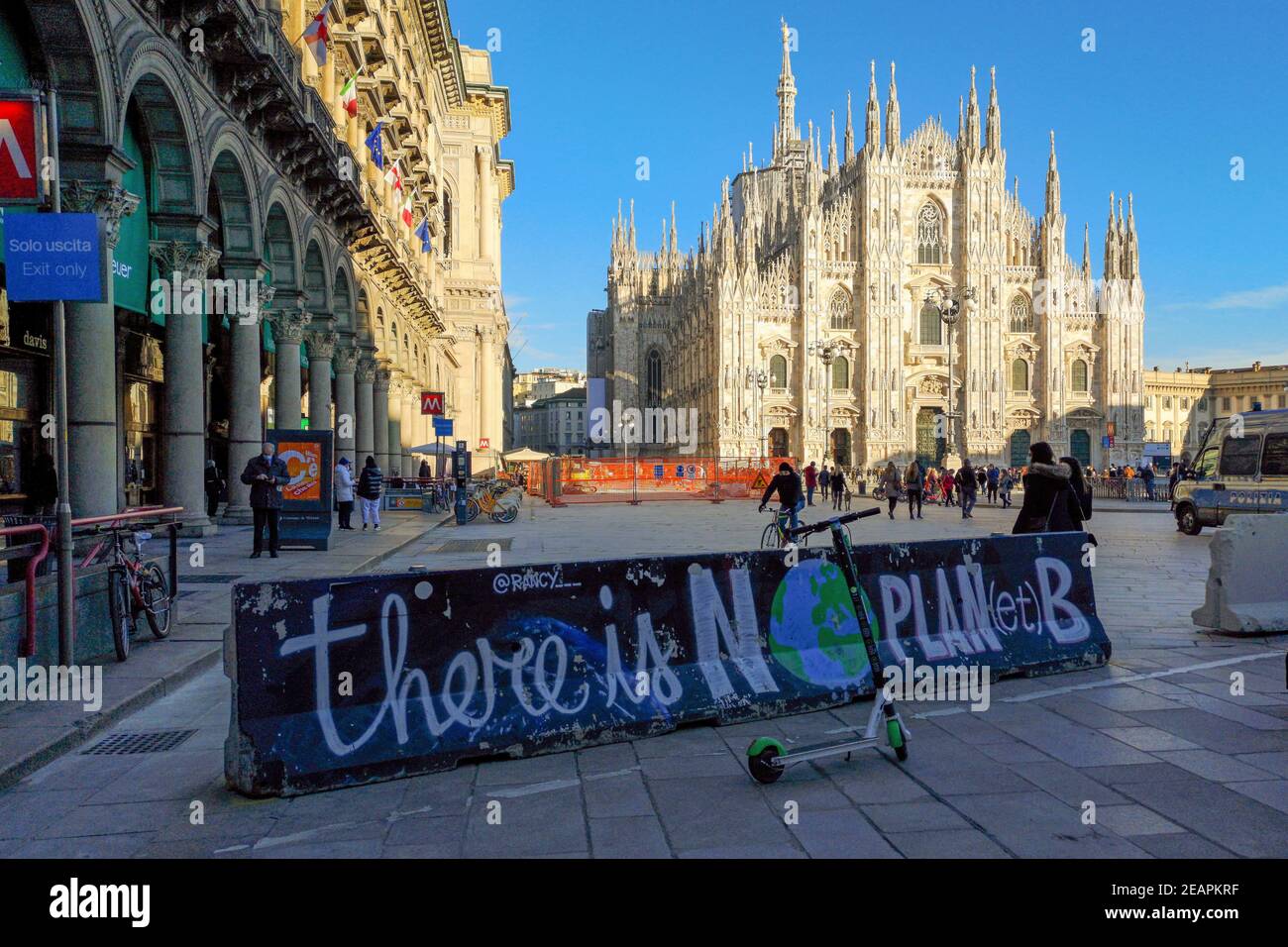 Wandkunst zum Klimawandel auf dem Duomo Platz in Mailand, Italien. Die Schrift sagt 'Es gibt keinen Planeten B'. Freitags für zukünftige Proteste Stockfoto