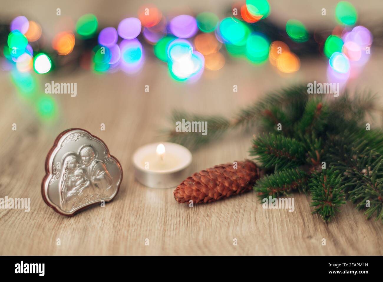 Weihnachtskomposition der Kirche Ikone auf einem hölzernen Hintergrund mit Mehrfarbiges Helles Boken Stockfoto