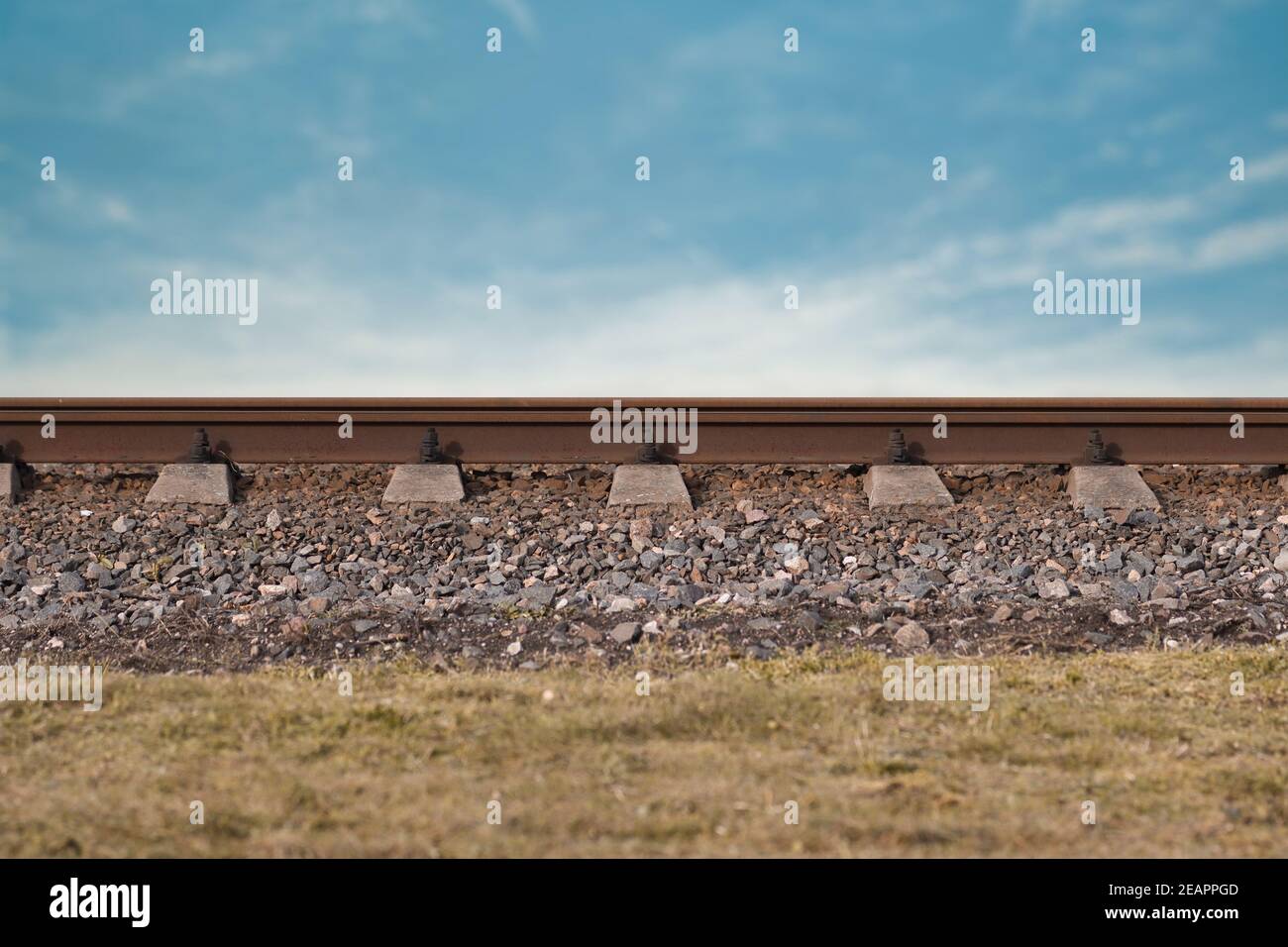 Eisenbahnstrecke, Schienen mit Schwellen. Stockfoto