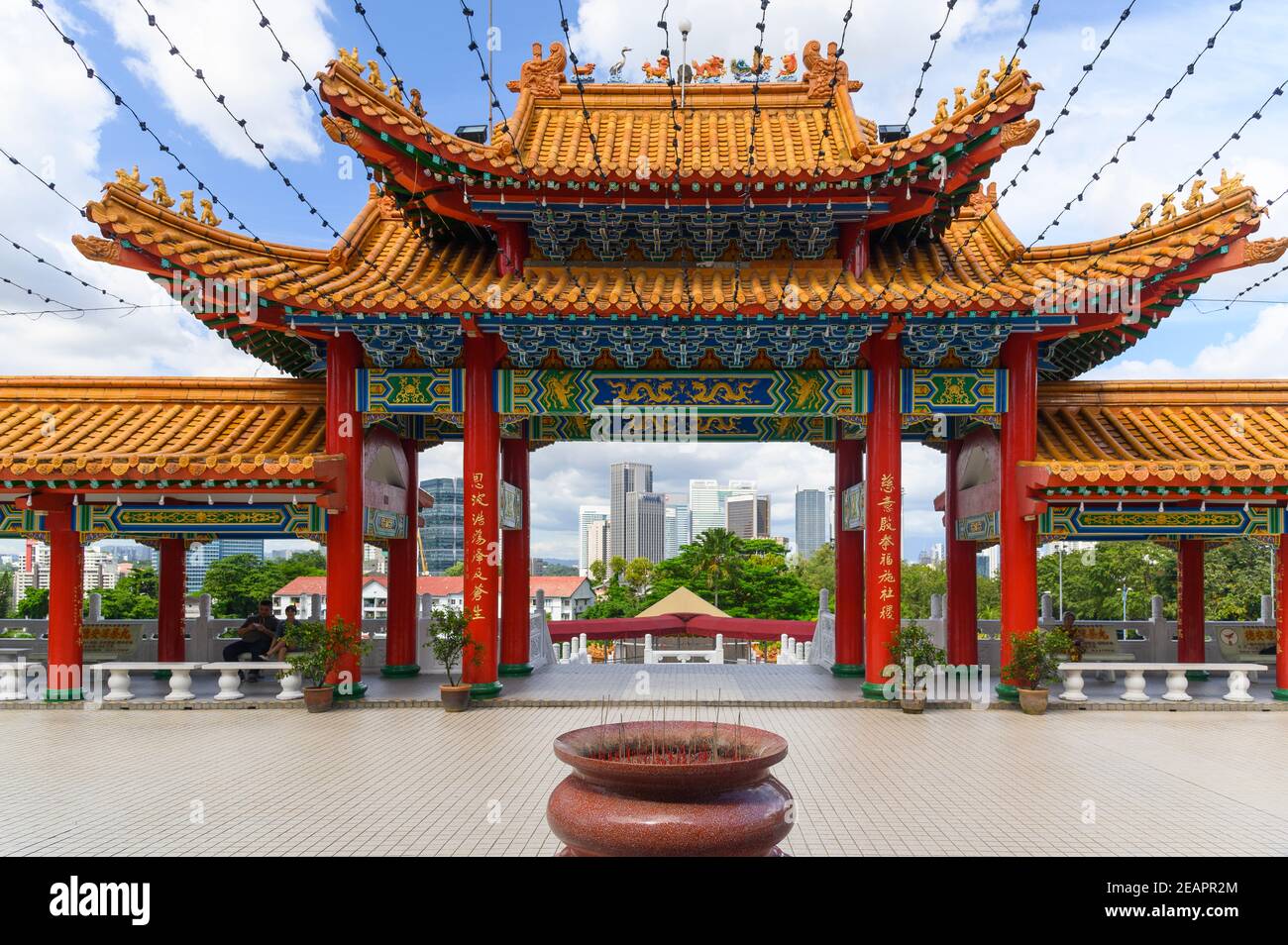 Haupttor am Tempel der Göttin der Barmherzigkeit mit Blick auf Hochhäuser in Kuala Lumpur Stockfoto