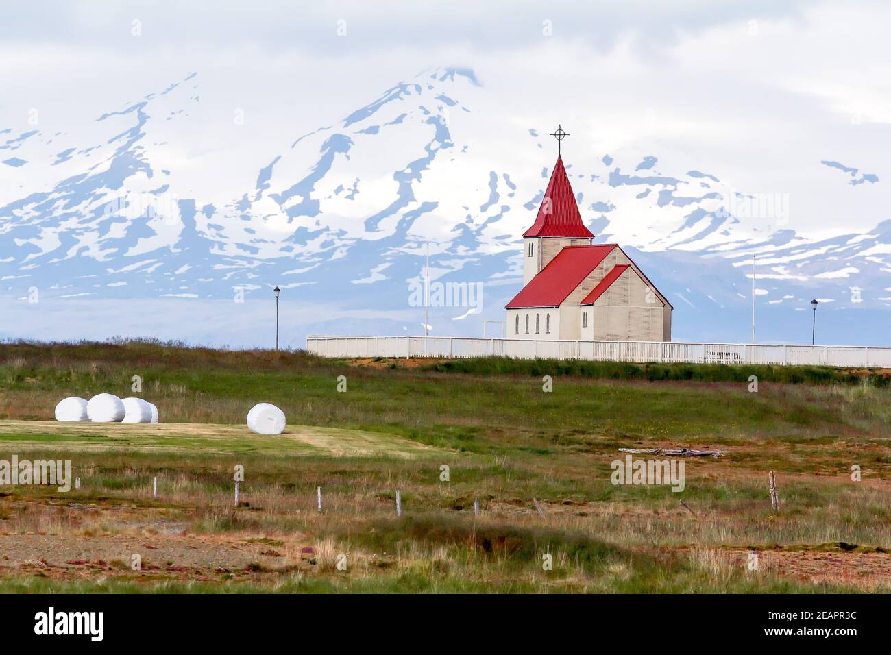 Isländische Kapelle Stadastakirkja auf der Halbinsel Snæfellsnes, im Hintergrund der mystische Gletscher Snæfellsjokull. Island. Stockfoto