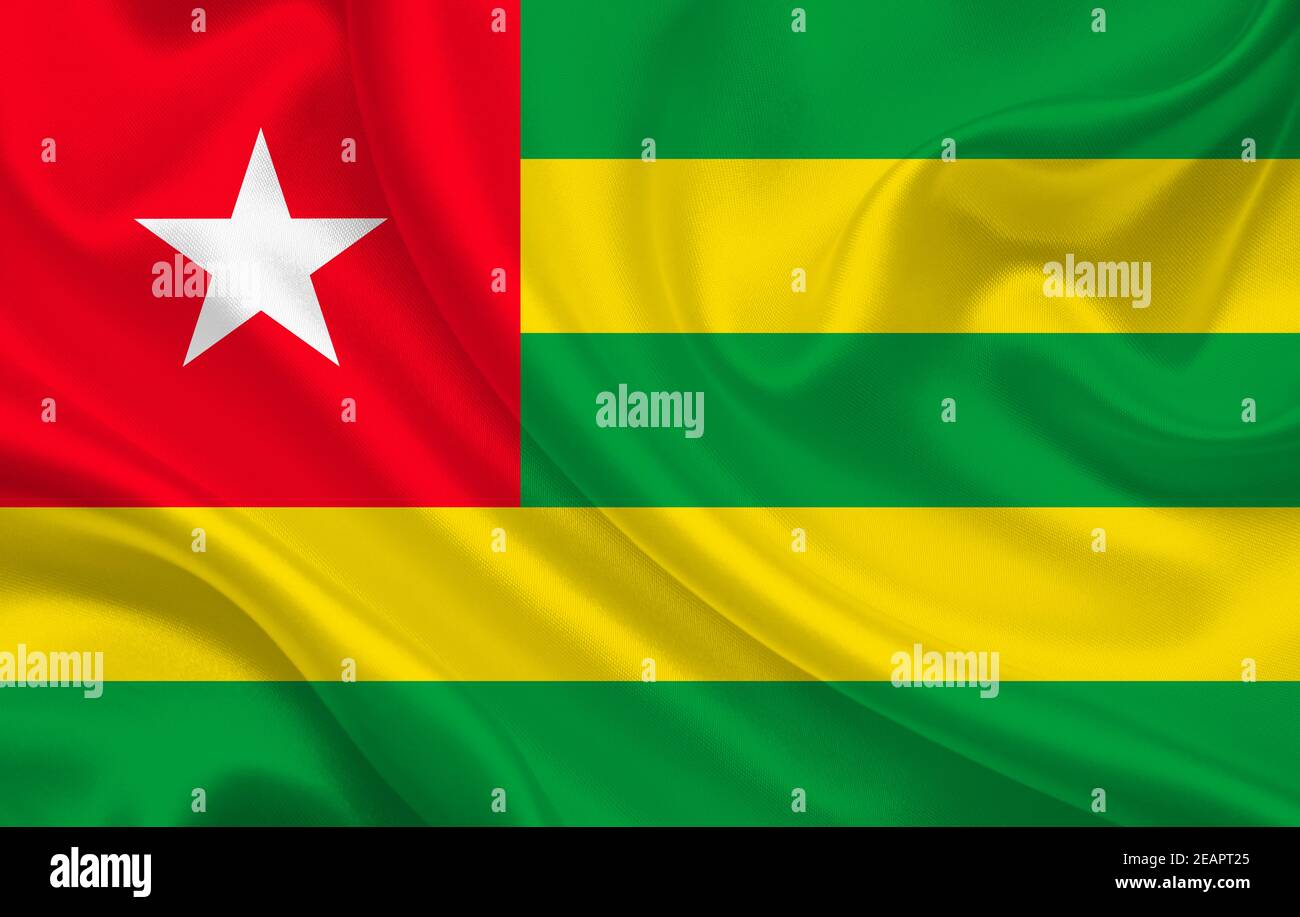 Togo Land Flagge auf gewelltem Seidenstoff Hintergrund Panorama Stockfoto