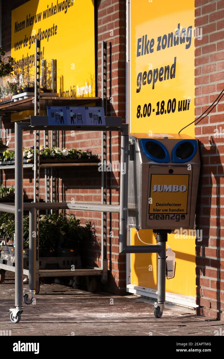 Desinfektionsmaschine für Warenkörbe und Hände in einem Supermarkt im Zusammenhang mit der Coronakrise. Es tötet Bakterien und Viren ab. Corona Covid-1 Stockfoto