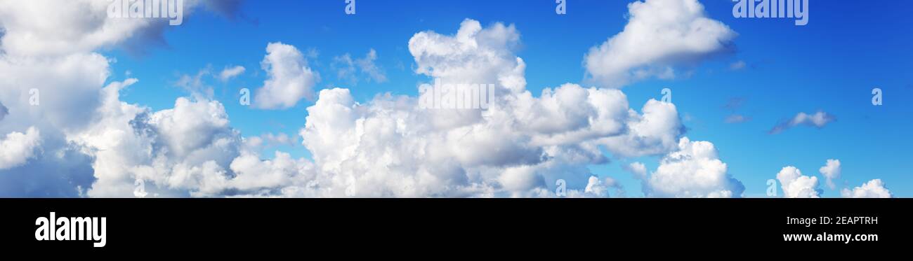 Flauschigen weißen Wolken am blauen Himmel im Sommer Stockfoto