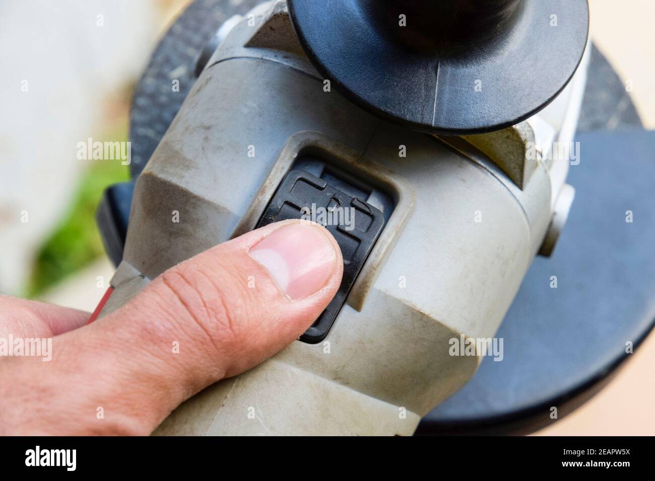 Arbeit hält hand Schleifmaschinen und den Finger am Auslöser Stockfoto