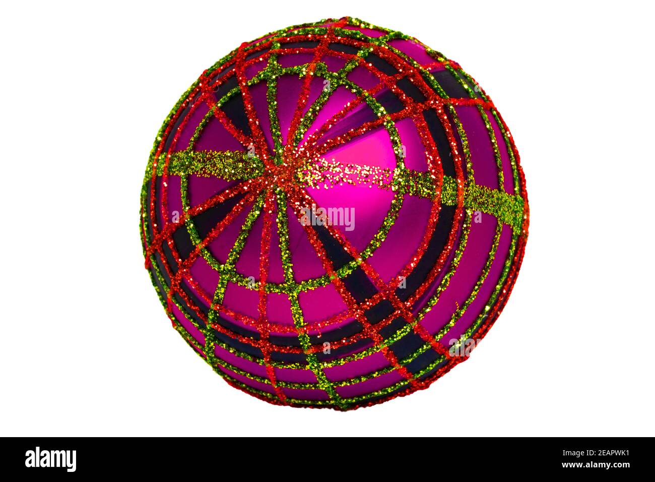 Weihnachtsdekoration isoliert. Nahaufnahme einer dekorativen rosa grün glitzernden weihnachtskugel oder Kugel isoliert auf weißem Hintergrund. Makro. Stockfoto