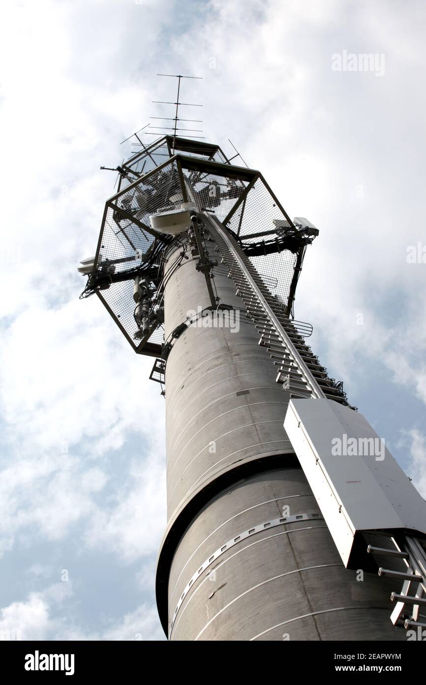 Hoher Telekommunikationsturm auf blauem Himmel Hintergrund Stockfoto