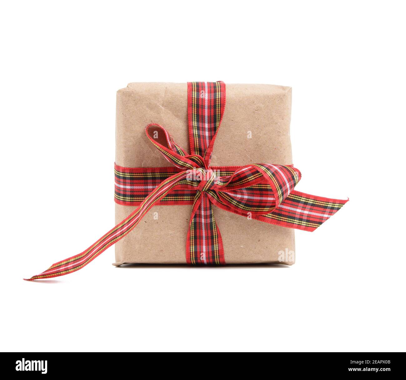 Quadratische Box in braunem Kraftpapier verpackt und gebunden mit Rotes Band Stockfoto