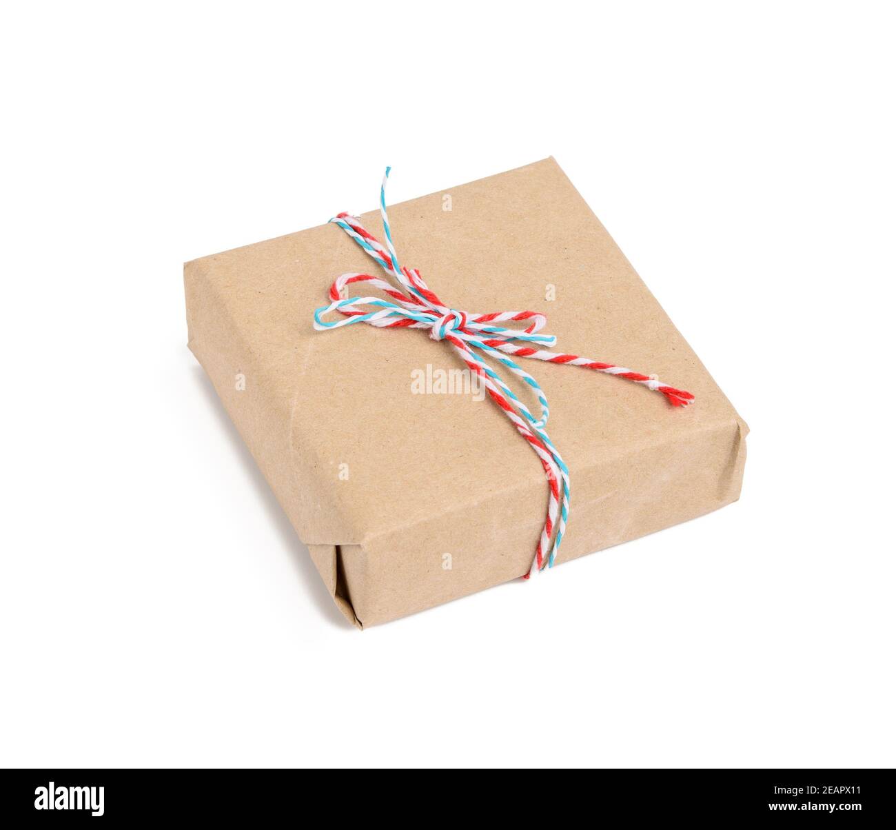 Quadratische Box in braunem Kraftpapier verpackt und gebunden mit Rotes Seil Stockfoto