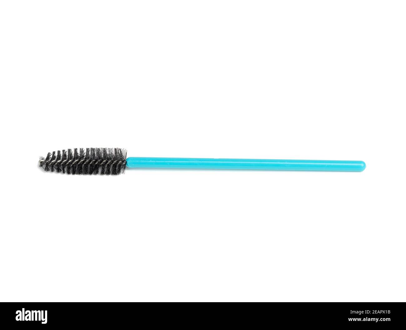 Blaue Kunststoff Augenbraue und Wimpernbürste isoliert auf weißem Hintergrund Stockfoto