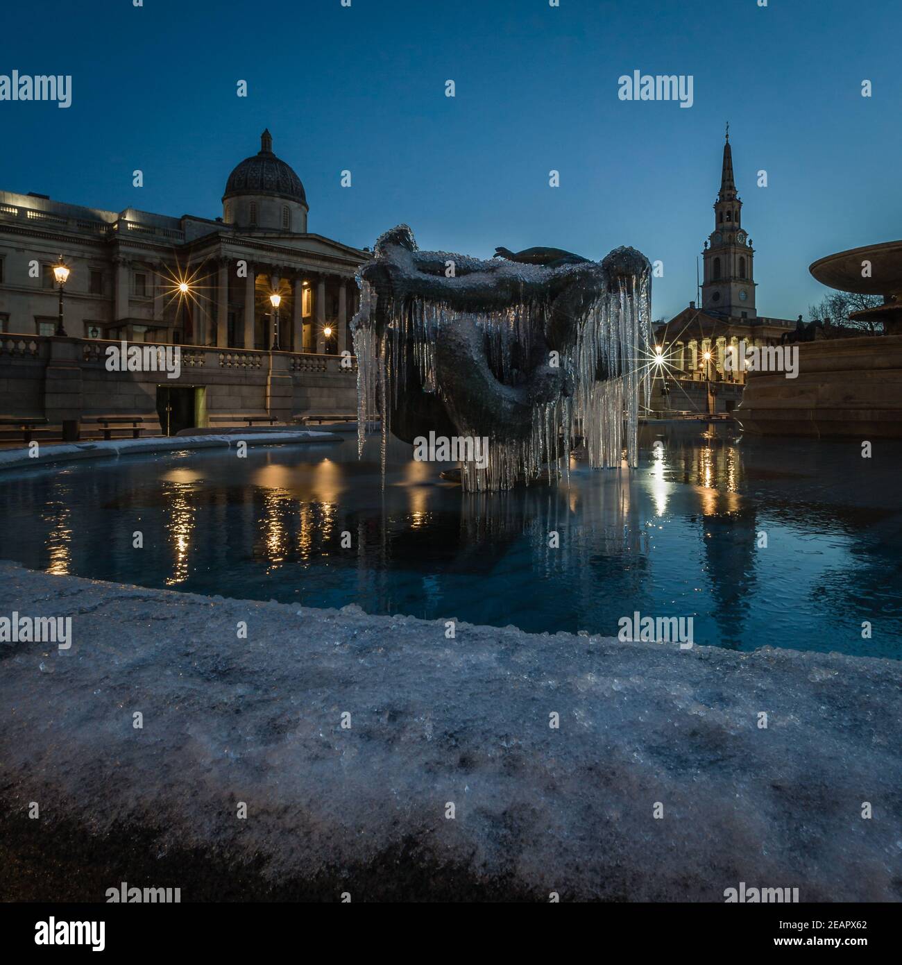 Langzeitbelichtung im Morgengrauen, als Storm Darcy "The Beast from the East II" zum Trafalgar Square in London bringt und die Brunnen einfriert. Stockfoto