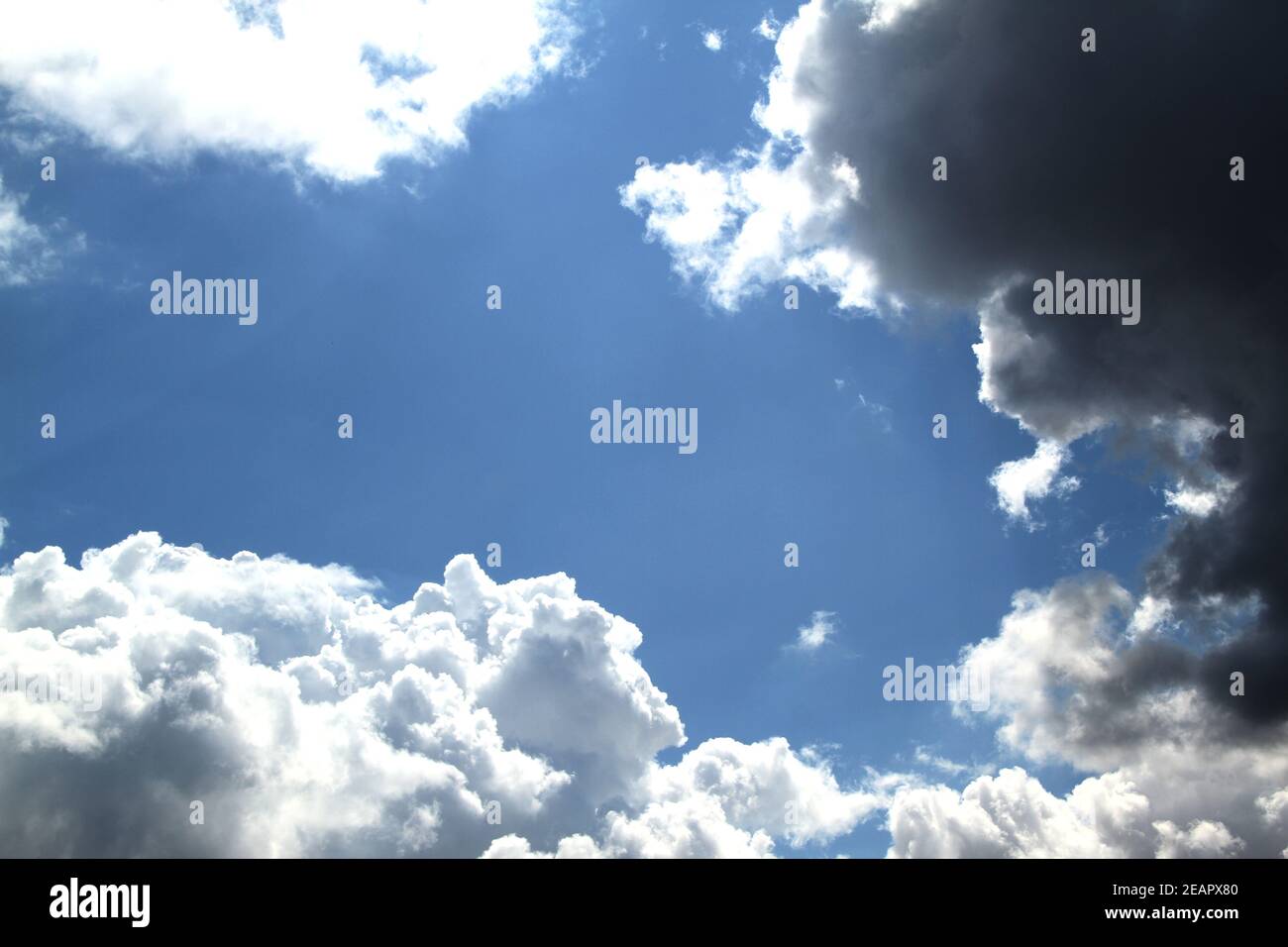 Blauer Himmel mit großem Schnee - weiße Wolken Stockfoto