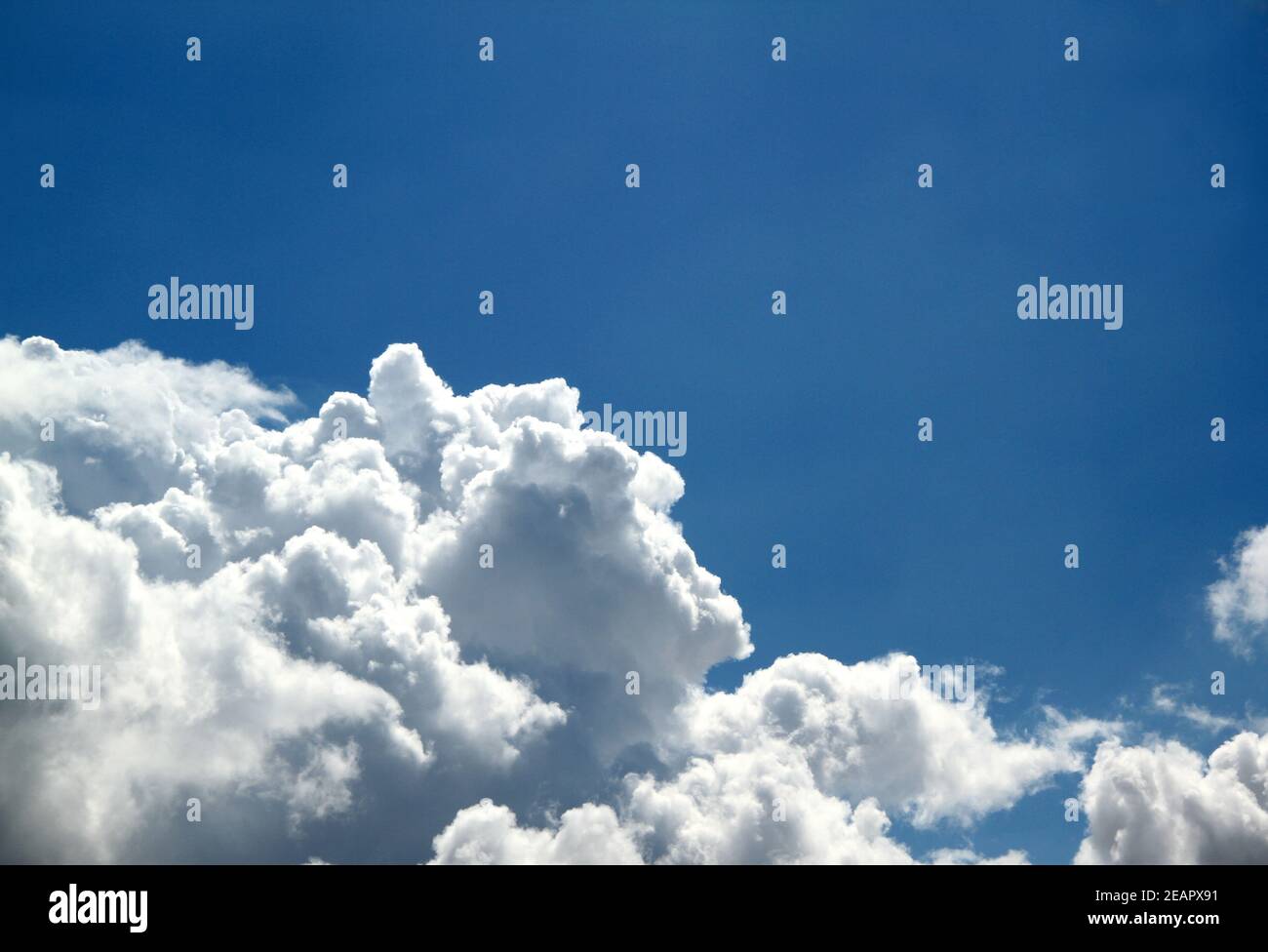 Blauer Himmel mit großem Schnee - weiße Wolken Stockfoto