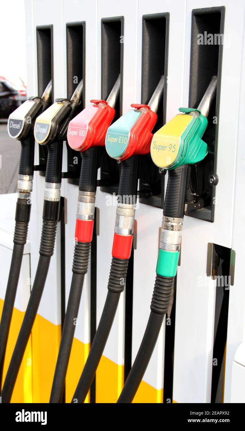 Tankstelle mit verschiedenen Arten von Kraftstoff Stockfoto