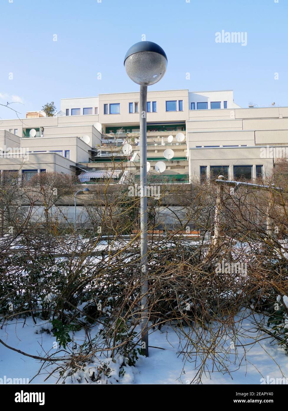 Schöneberger Terrassen: Reihenhaus in Berlin Schöneberg-Gebäude 1976-1979 als sozialer Wohnungsbau. Ein Beispiel der Nachkriegsmoderne in Deutschland. Stockfoto