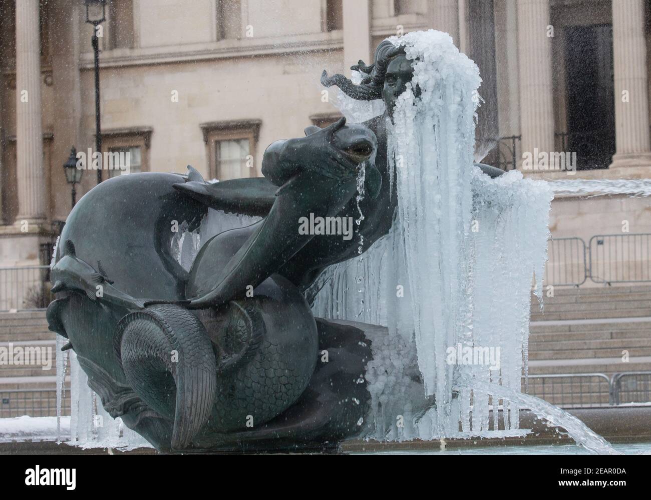 London, Großbritannien. Februar 2021, 10th. Eiszapfen haben sich auf den Statuen auf dem Trafalgar Square gebildet, als das 'Biest aus dem Osten 2' und 'Storm Darcy' Temperaturen unter Null senden. Kredit: Mark Thomas/Alamy Live Nachrichten Stockfoto