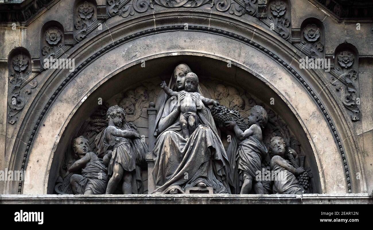 Jungfrau Maria mit Jesus umgeben von Engeln, Notre Dame des Champs in Paris, Frankreich Stockfoto