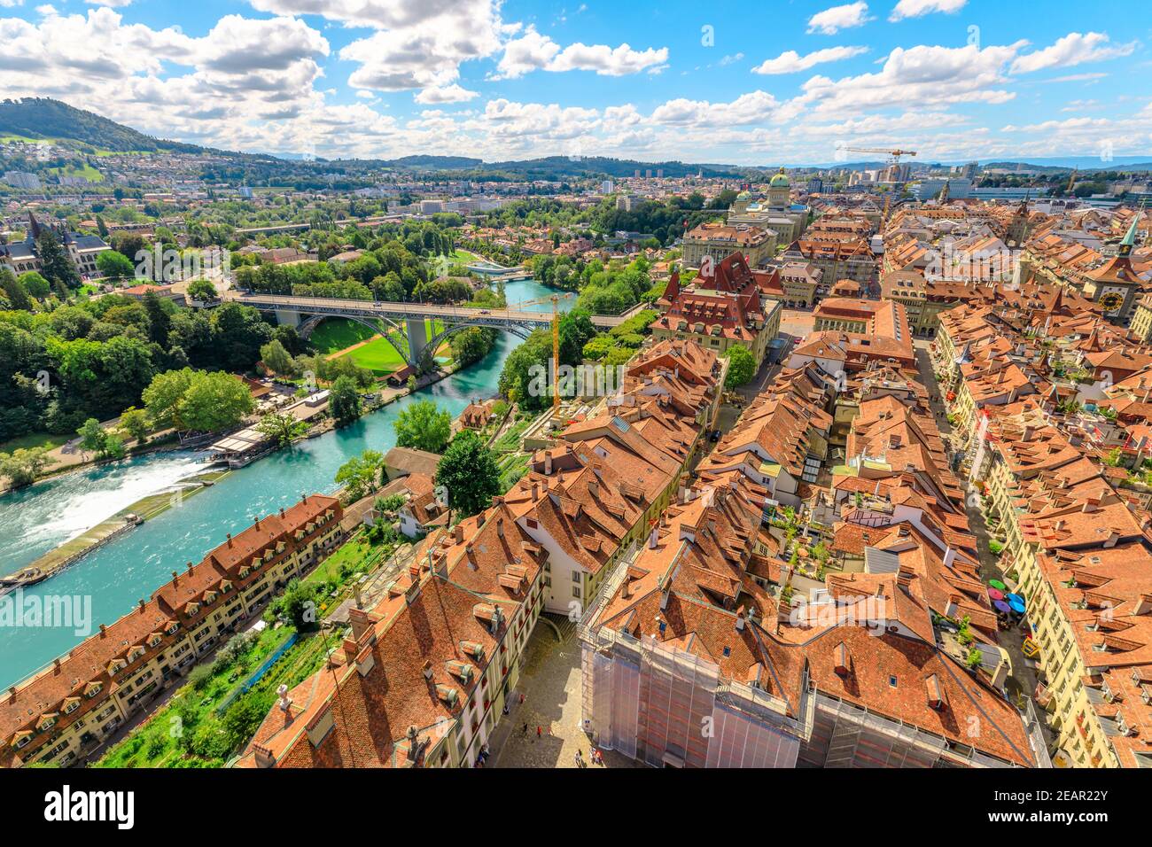 Luftaufnahme der Altstadt mit mittelalterlicher Architektur und historischen Gebäuden in Bern, Schweiz vom Domglockenturm. Bundespalast Schweiz Stockfoto