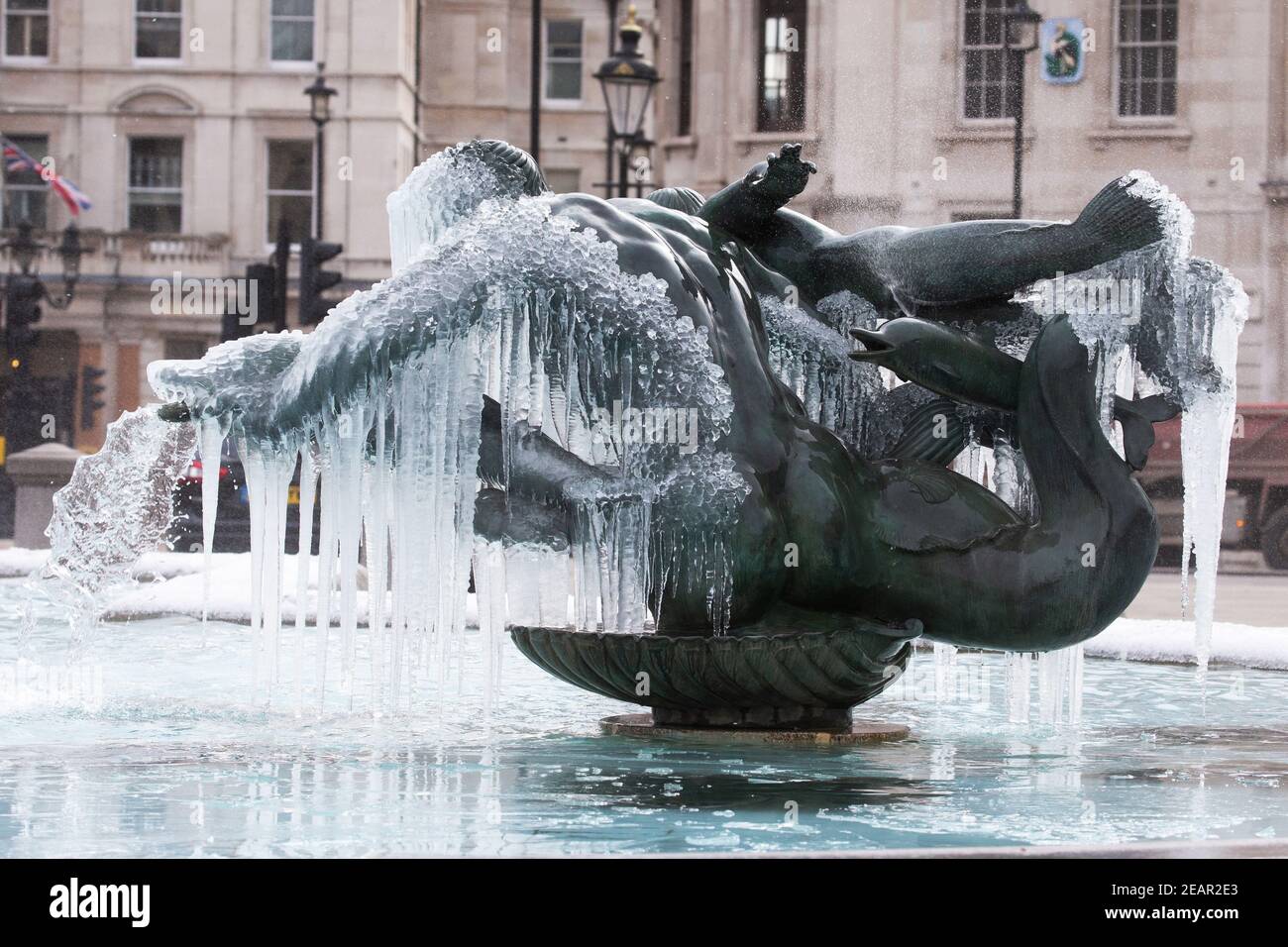 London, Großbritannien. Februar 2021, 10th. Eiszapfen haben sich auf den Statuen auf dem Trafalgar Square gebildet, als das 'Biest aus dem Osten 2' und 'Storm Darcy' Temperaturen unter Null senden. Kredit: Mark Thomas/Alamy Live Nachrichten Stockfoto