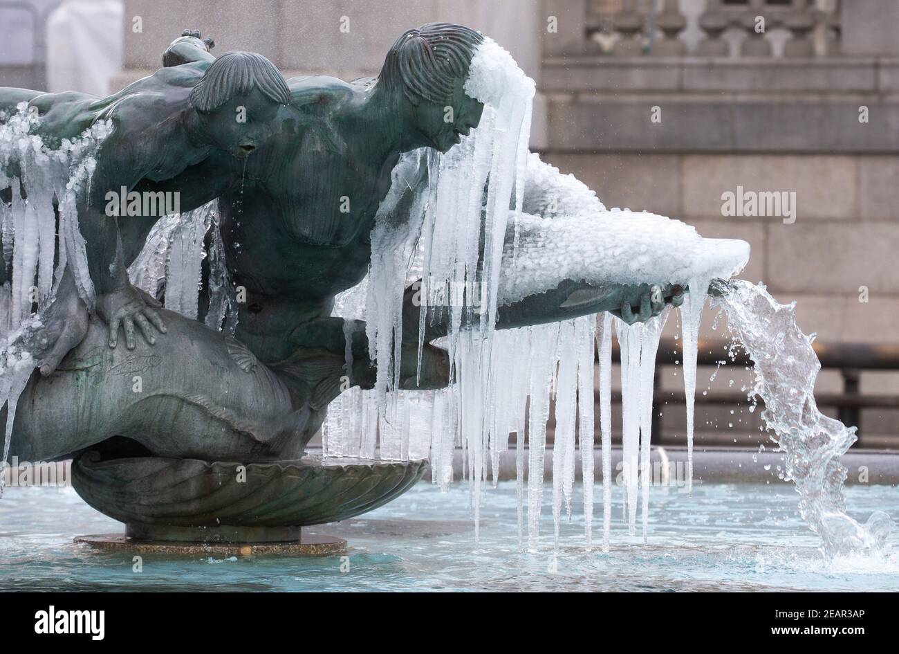 London, Großbritannien. Februar 2021, 10th. Eiszapfen haben sich auf den Statuen auf dem Trafalgar Square gebildet, als das 'Biest aus dem Osten 2' und 'Storm Darcy' Temperaturen unter Null senden. Kredit: Mark Thomas/Alamy Live Nachrichten Stockfoto