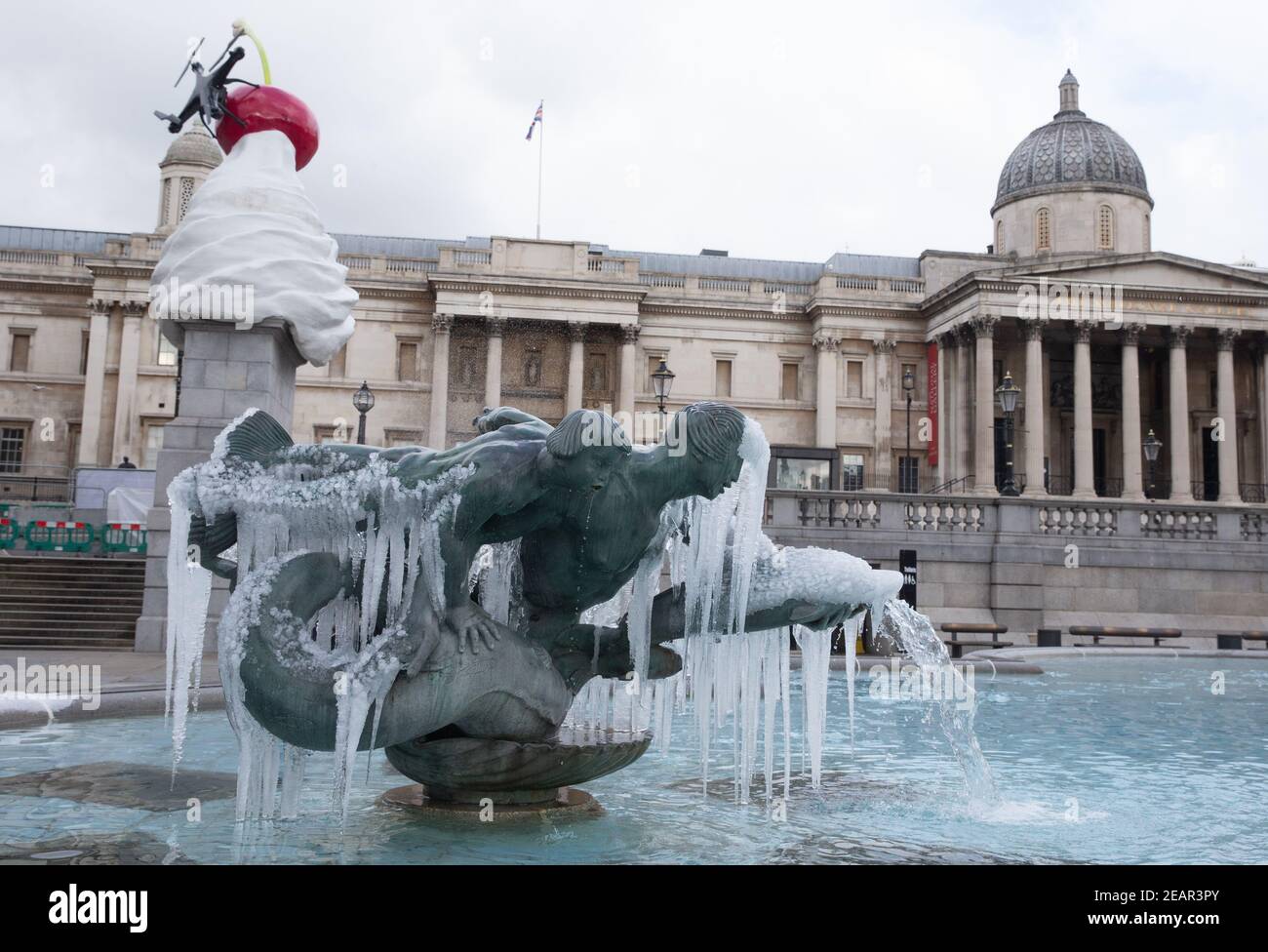 London, Großbritannien. Februar 2021, 10th. Eiszapfen haben sich auf den Statuen auf dem Trafalgar Square gebildet, als das 'Biest aus dem Osten 2' und 'Storm Darcy' Temperaturen unter Null senden. Kredit: Mark Thomas/Alamy Live Nachrichten Stockfoto