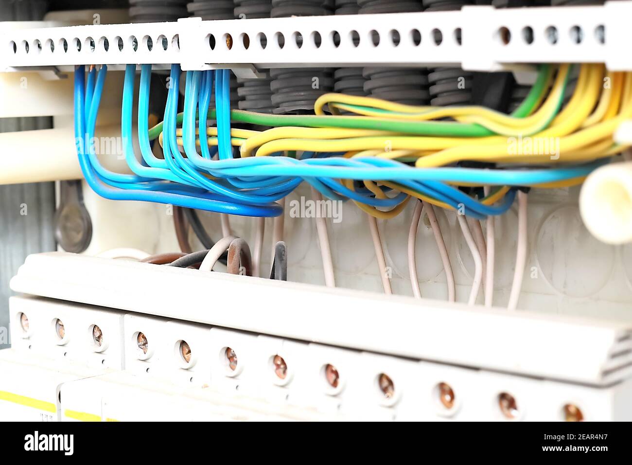 Dies ist eine saubere elektrische Abschirmung mit der korrekten Verdrahtung der neuen Drähte in Nahaufnahme. Stockfoto