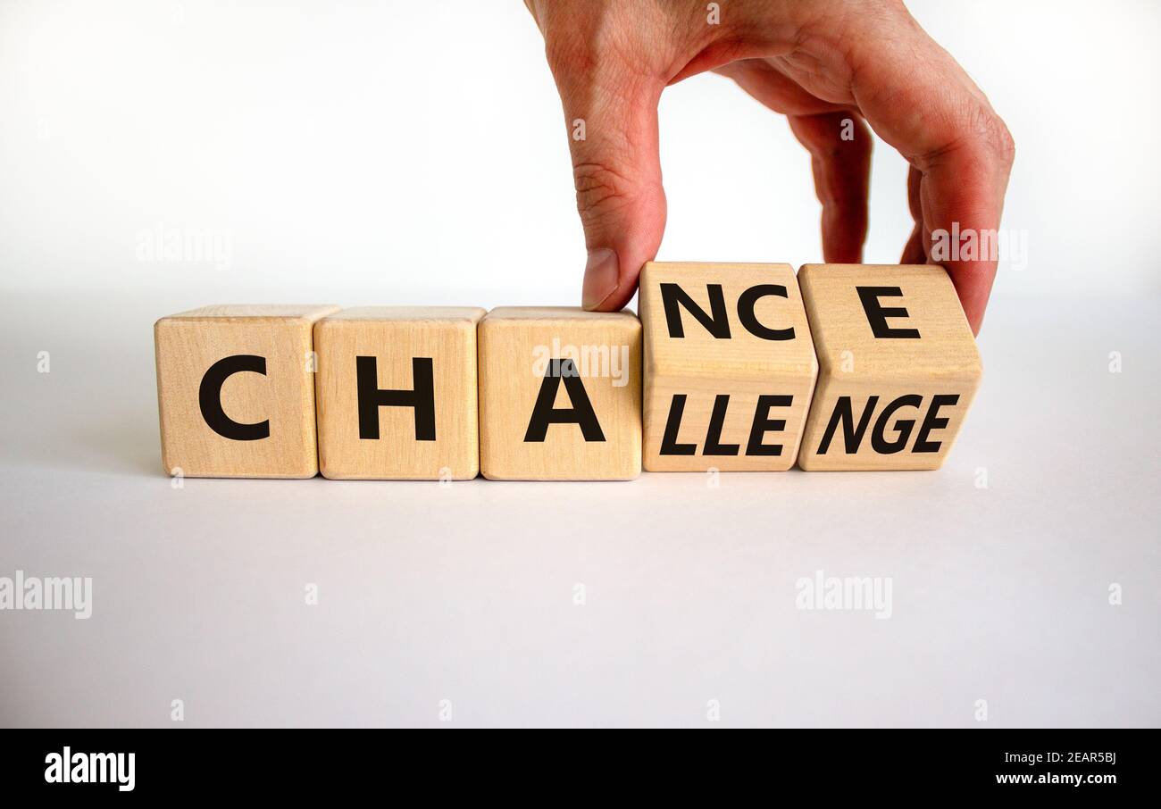 Herausforderung oder Chance Symbol. Geschäftsmann dreht Würfel und ändert das Wort "Herausforderung" zu "Zufall". Schöner weißer Hintergrund, Kopierbereich. Business und Stockfoto