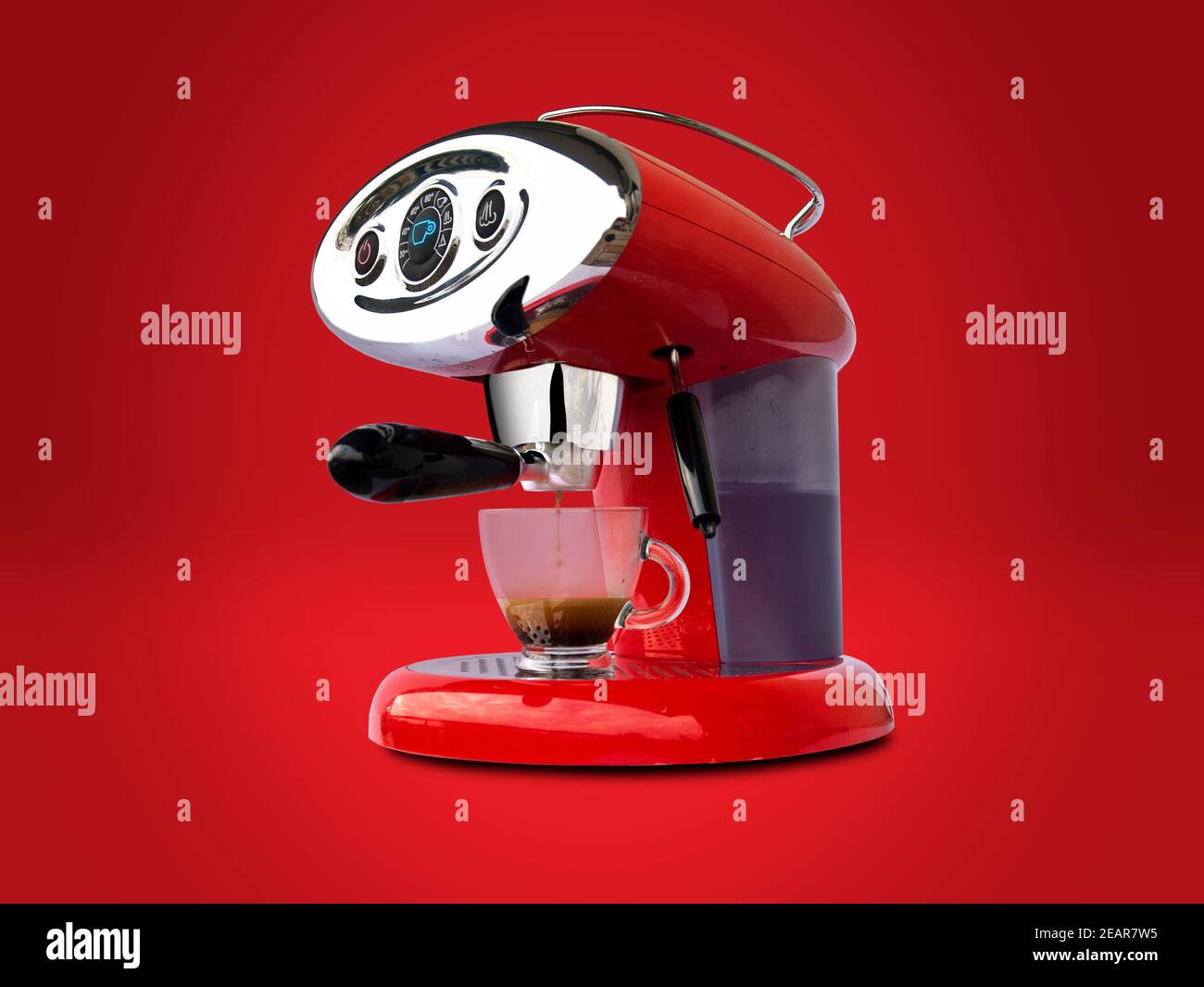 Rote Espressomaschine mit Retro-Stil isoliert auf rot Hintergrund  Stockfotografie - Alamy