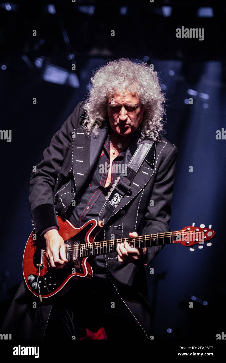 ITALIEN, BOLOGNA 2017: Der britische Gitarrist Brian May hat während des Queen und Adam Lambert Konzerts in der Unipol Arena in Bologna live auf der Bühne gesehen. Stockfoto