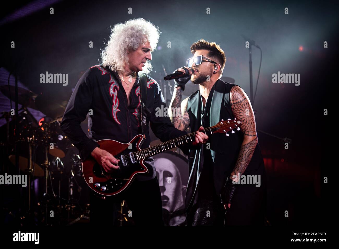 ITALIEN, BOLOGNA 2017: Der amerikanische Sänger, Songwriter und Bühnenkünstler Adam Lambert hat mit dem Gitarristen Brian May beim Queen und Adam Lambert Konzert in der Unipol Arena in Bologna live auf der Bühne gesehen. Stockfoto