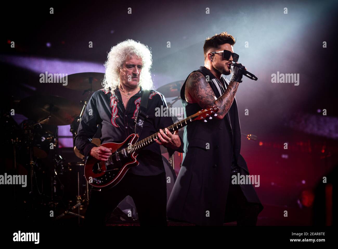 ITALIEN, BOLOGNA 2017: Der amerikanische Sänger, Songwriter und Bühnenkünstler Adam Lambert hat mit dem Gitarristen Brian May beim Queen und Adam Lambert Konzert in der Unipol Arena in Bologna live auf der Bühne gesehen. Stockfoto