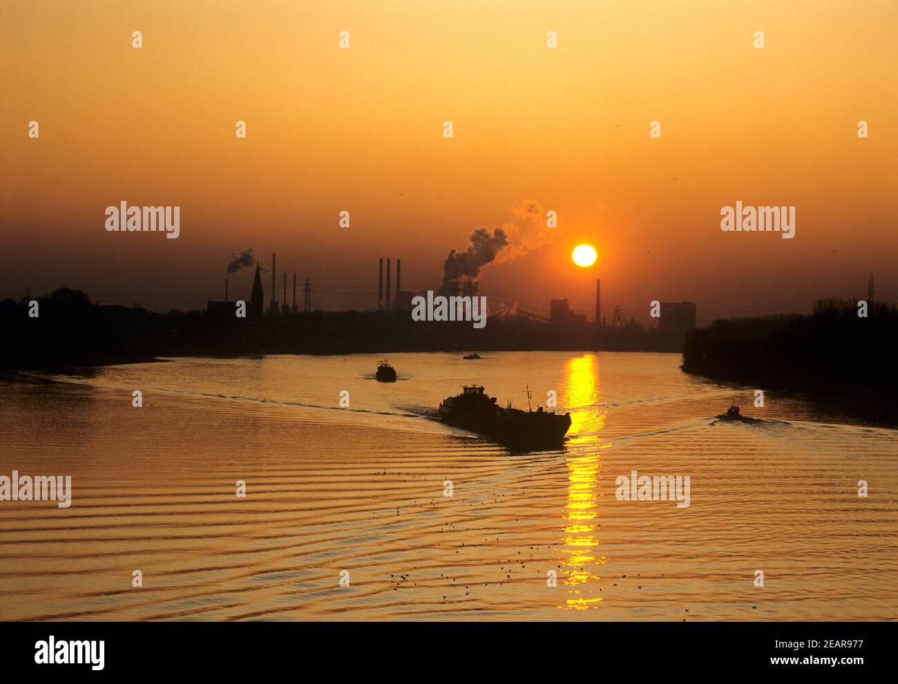 Morgenstimmung, Rhein, Frachtschiffe Stockfoto