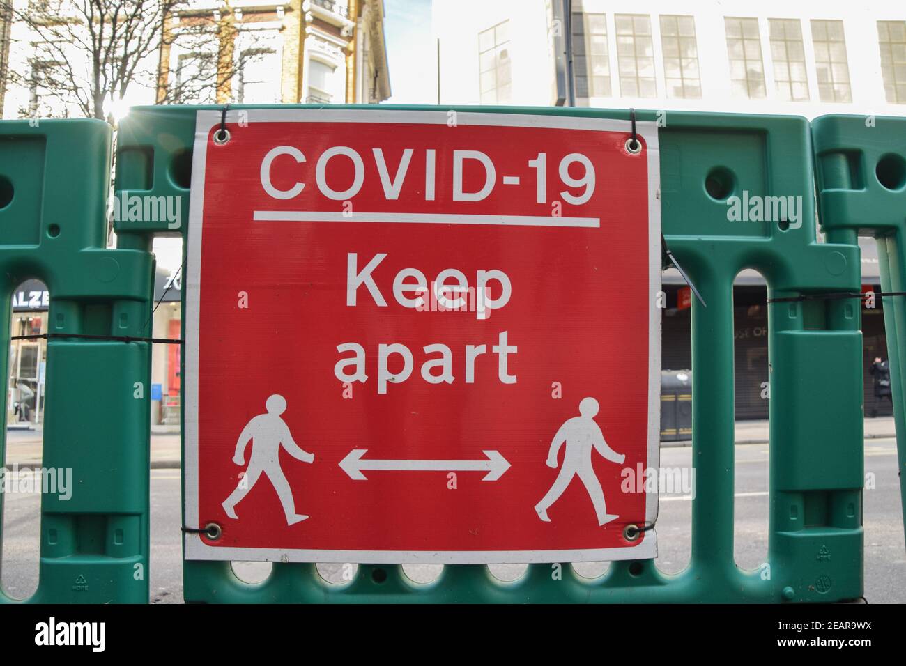 "COVID-19 Keep Apart" Schild in der Oxford Street, London.die meisten Unternehmen bleiben in Großbritannien geschlossen, während die Nation weiterhin mit der Coronavirus-Pandemie kämpft. Stockfoto