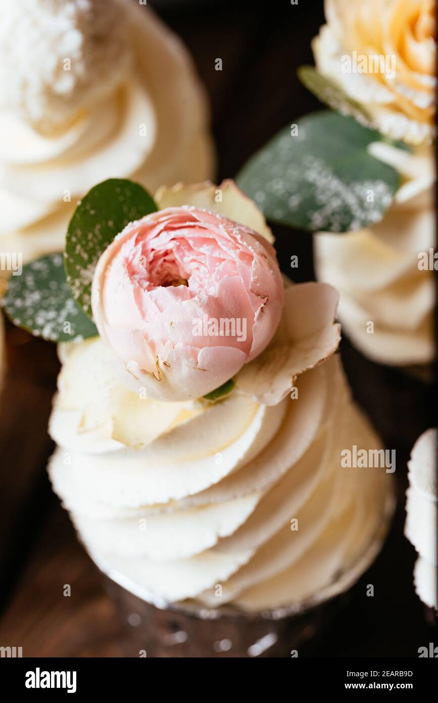 Muffins mit Beeren und Buttercreme Stockfoto