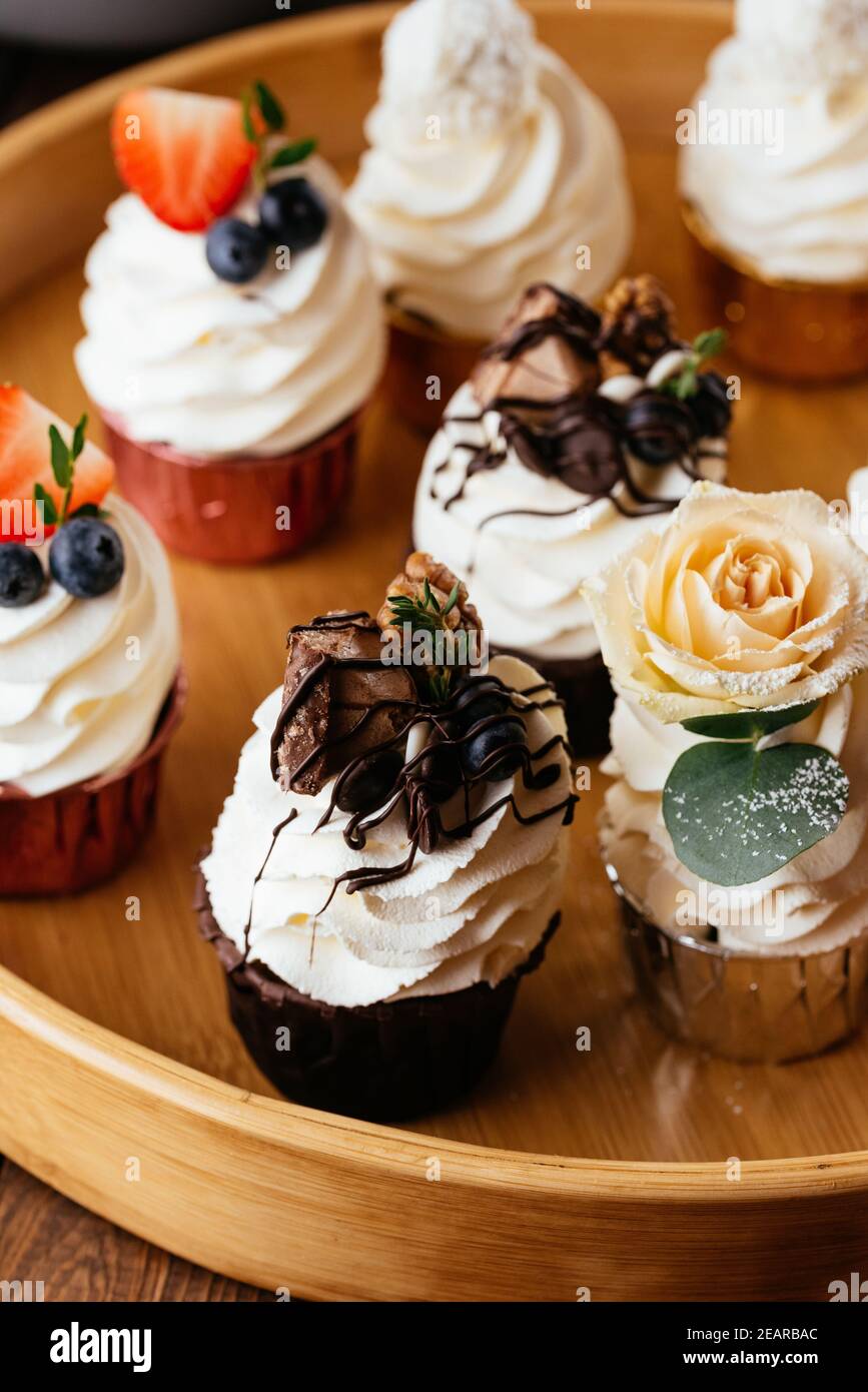 Muffins mit Beeren und Buttercreme Stockfoto