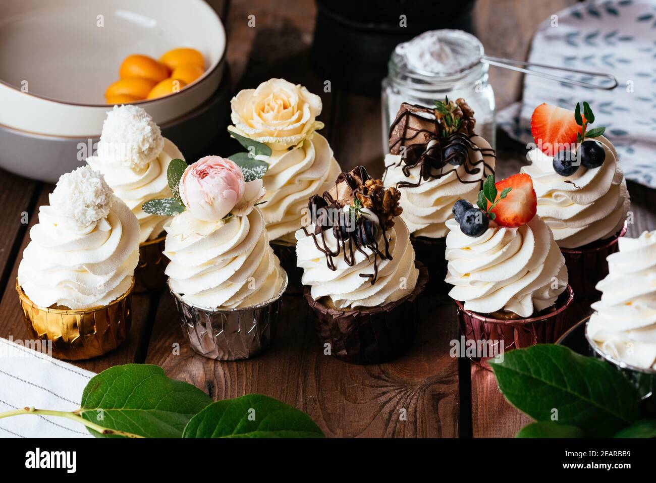 Muffins mit Beeren und Buttercreme Stockfoto