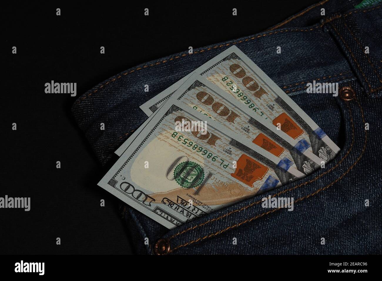 American Dollar und Jeans, Symbol für Amerika, Geld und Kleidung. Stockfoto