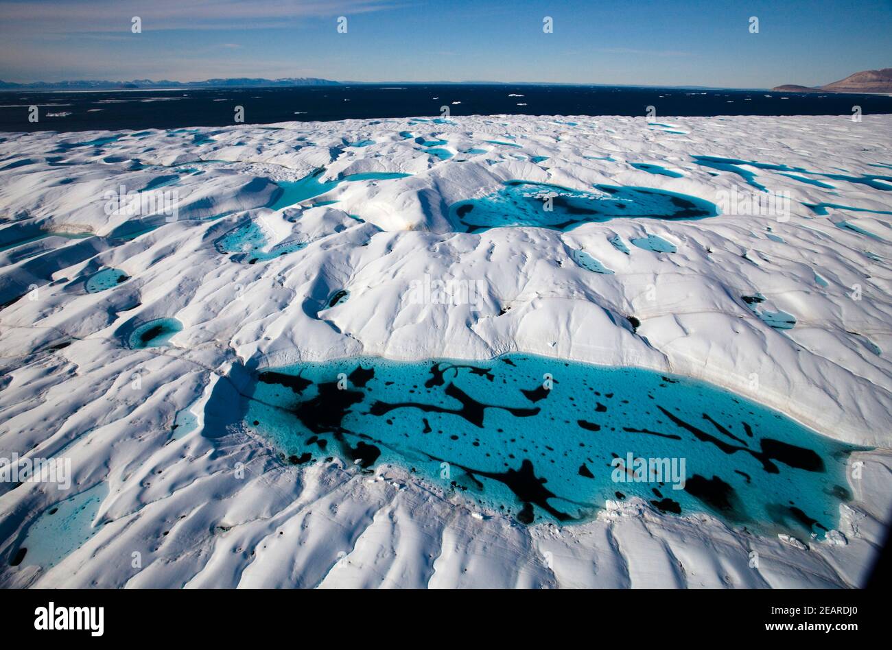 Luftaufnahmen von Schmelzwasserbecken und Schmelzwasserflüssen auf dem Petermann-Gletscher im abgelegenen Nordwesten Grönlands. Die 80km lange, 20km breite schwimmende Zunge von Petermann Stockfoto