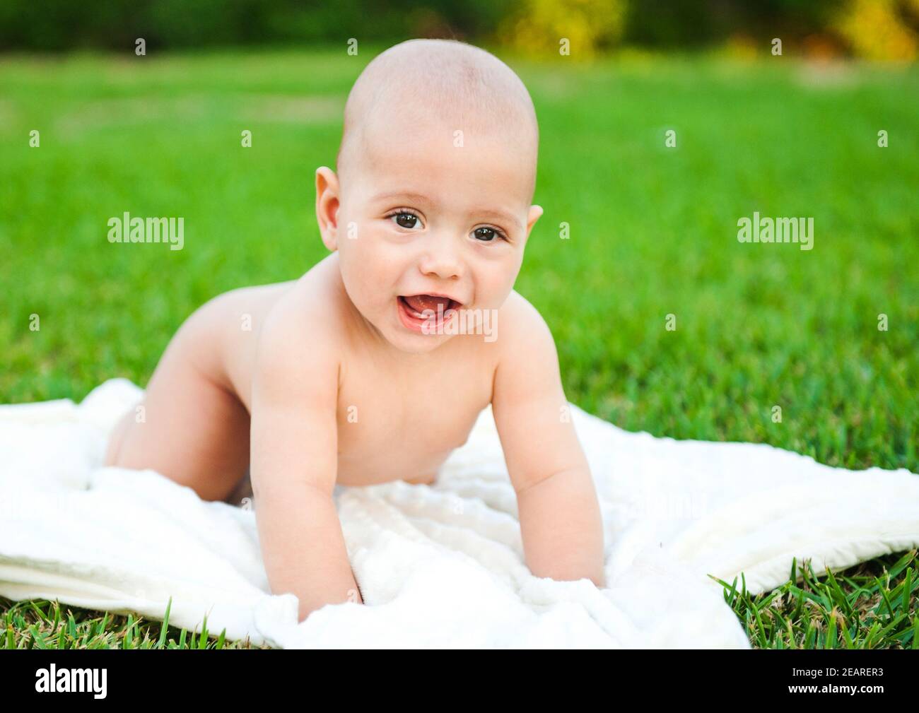 Kleiner niedlicher Junge, Fotoshooting auf der Straße. Stockfoto