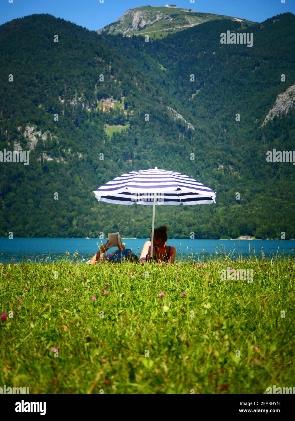 Sonnenbaden am Wolfgangsee, Wolfgangsee, SalzburgerLand, Salzburg, Österreich Stockfoto