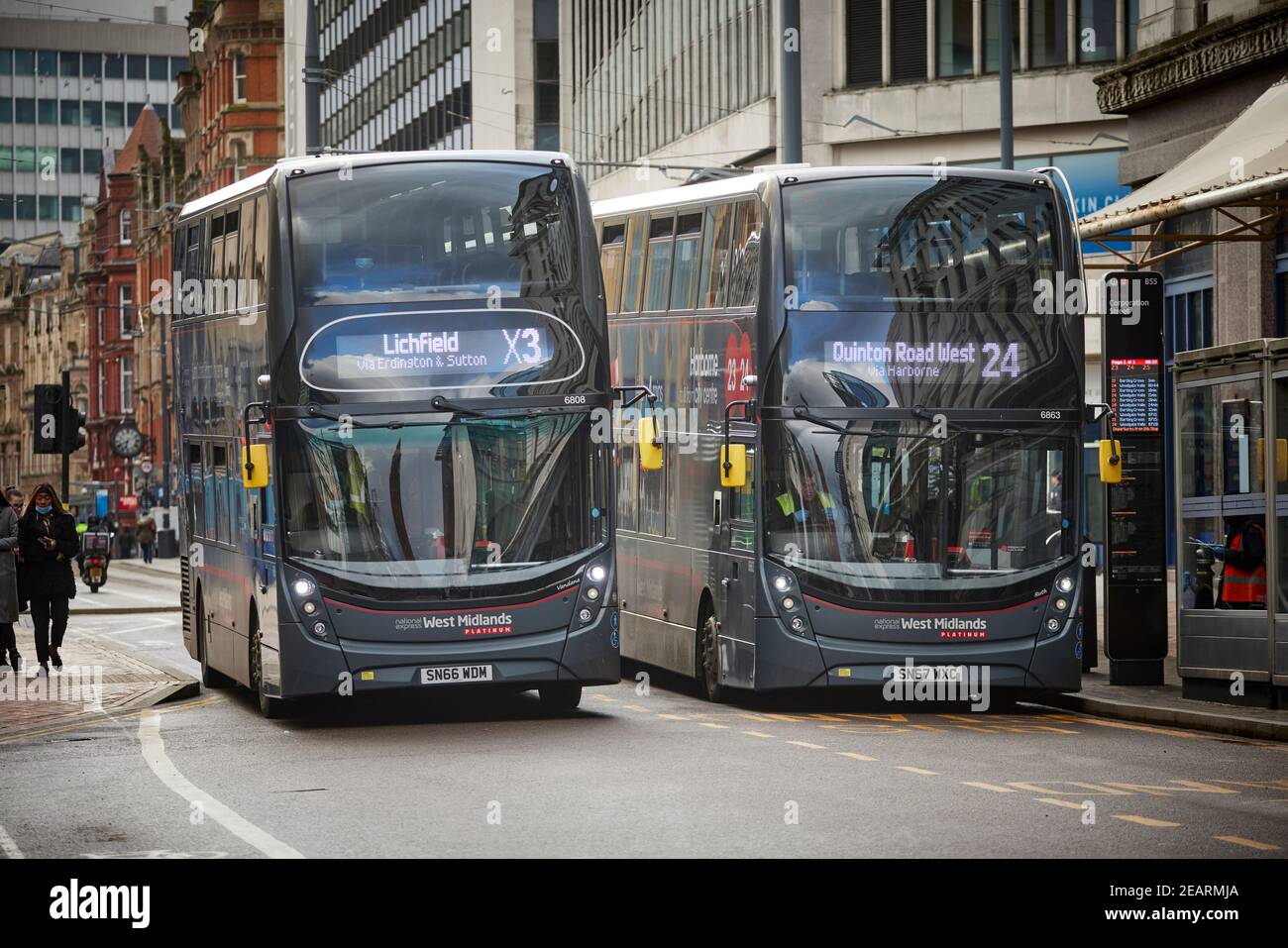 National Express West Midlands Doppeldeckerbusse in Birminhams Stadt Zentrieren Stockfoto