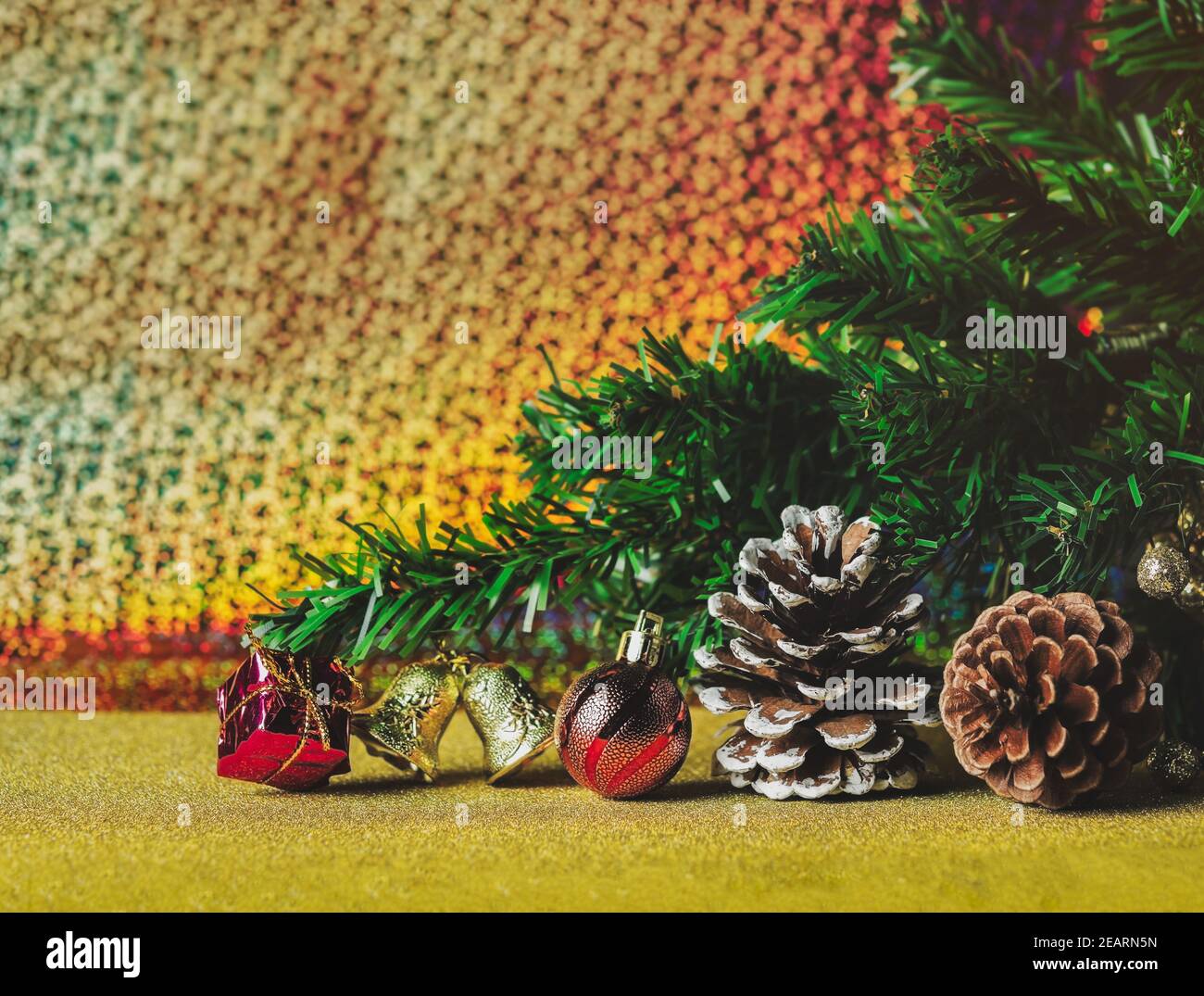 Weihnachtsbaumschmuck auf abstraktem Hintergrund. Stockfoto