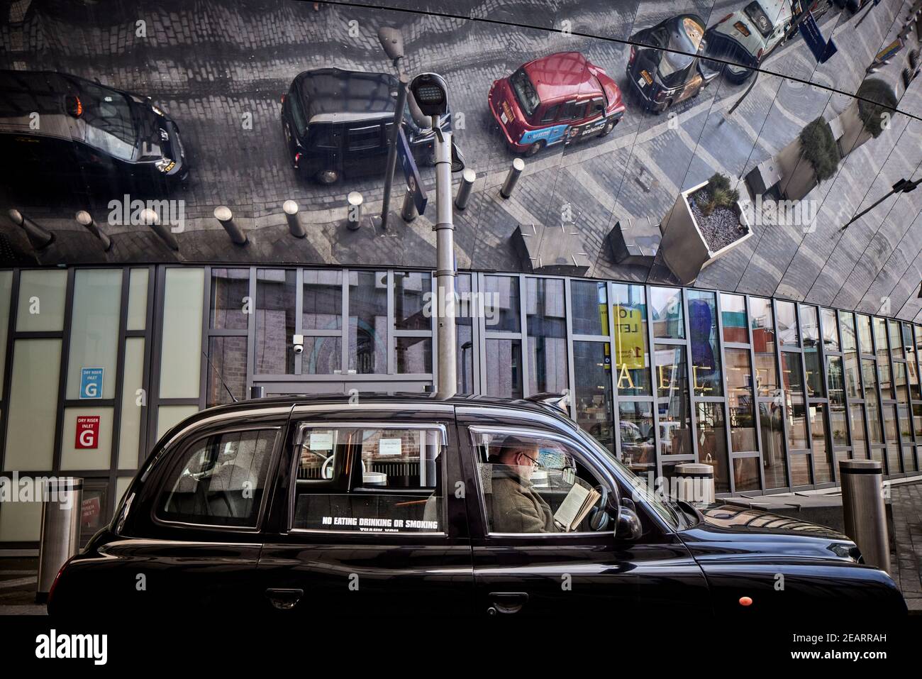 Birmingham New Street Bahnhof concourse Taxistand, schwarze Taxis warten in einer Warteschlange Stockfoto