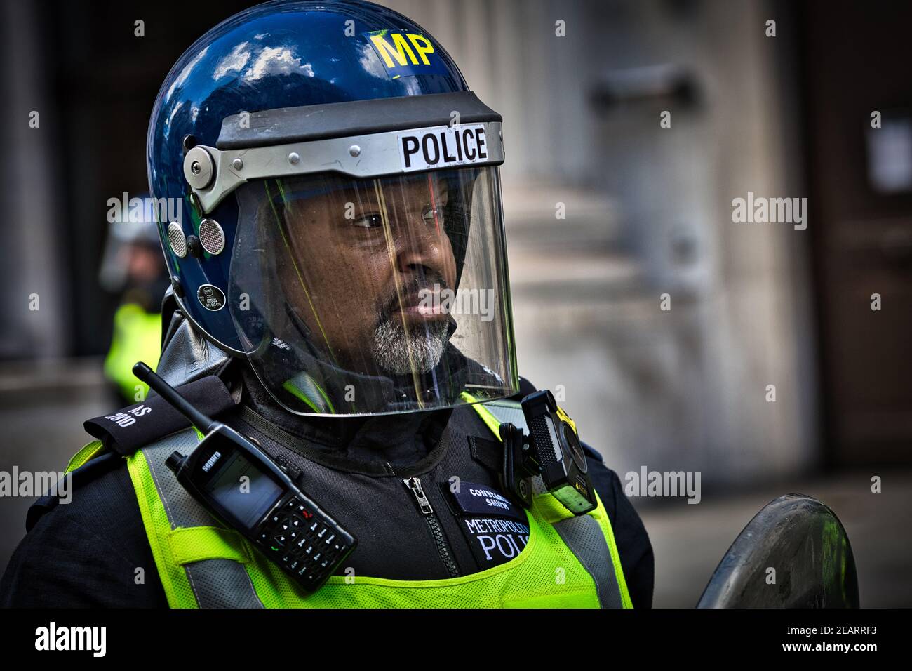 London, 13. Juni 2020 , Nahaufnahme Porträt eines schwarzen Polizeibeamten in Aufruhr, während rechtsextreme Gruppen gegen Rassisten und BLM am Trafalgar Square protestieren. Stockfoto
