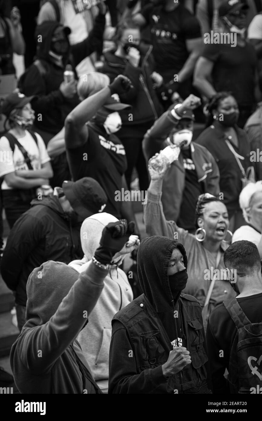 GROSSBRITANNIEN / England / London / Supporters of the Die Londoner Black Revs Protestgruppe erhebt trotzige Fäuste nach rechts Demonstranten im Trafalgar-Squar Stockfoto