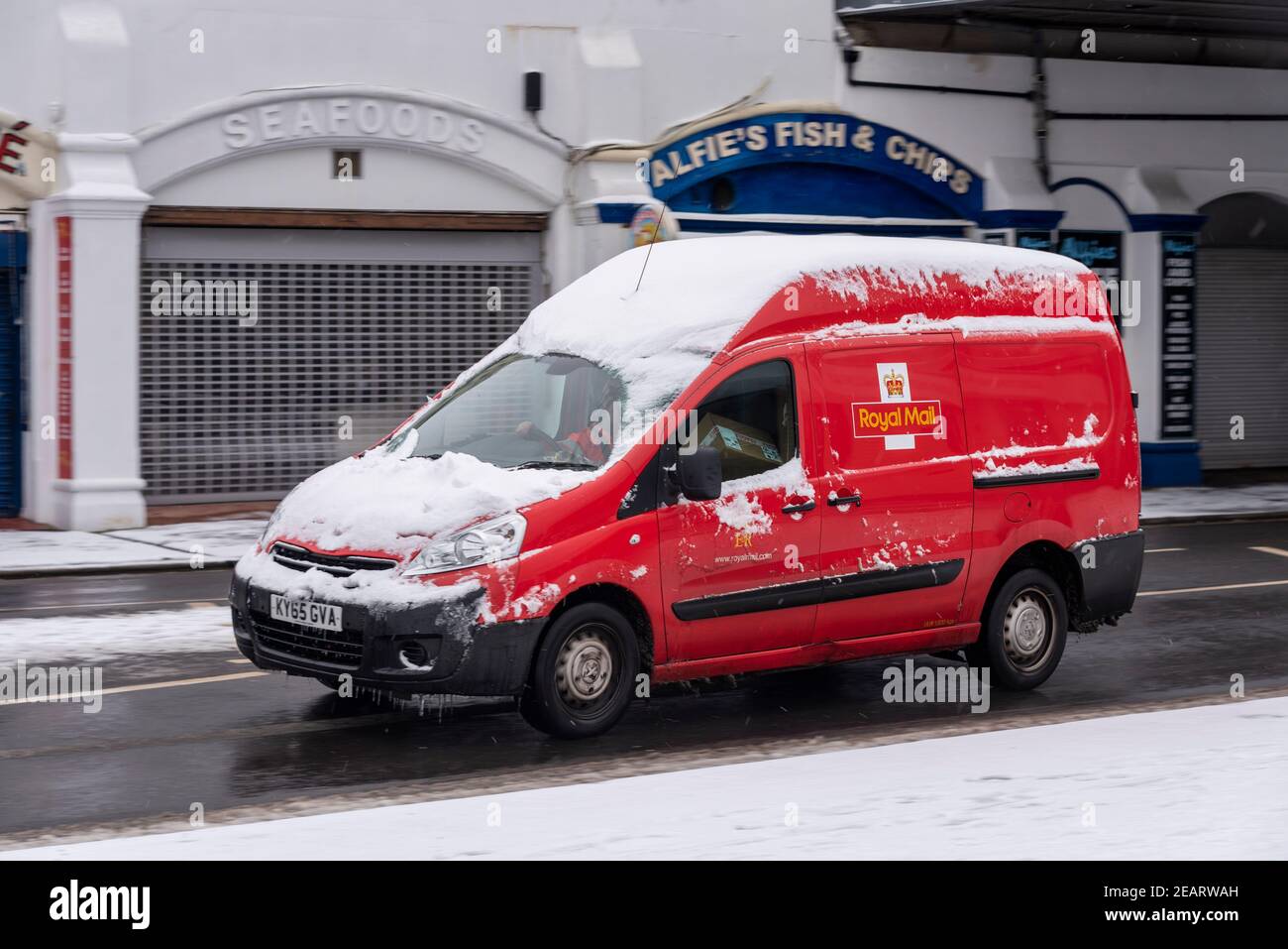 Royal Mail Postauto fährt entlang der Küste in Southend on Sea, Essex, Großbritannien, mit Schnee auf dem Boden von Storm Darcy. Pakete in der Kabine Stockfoto