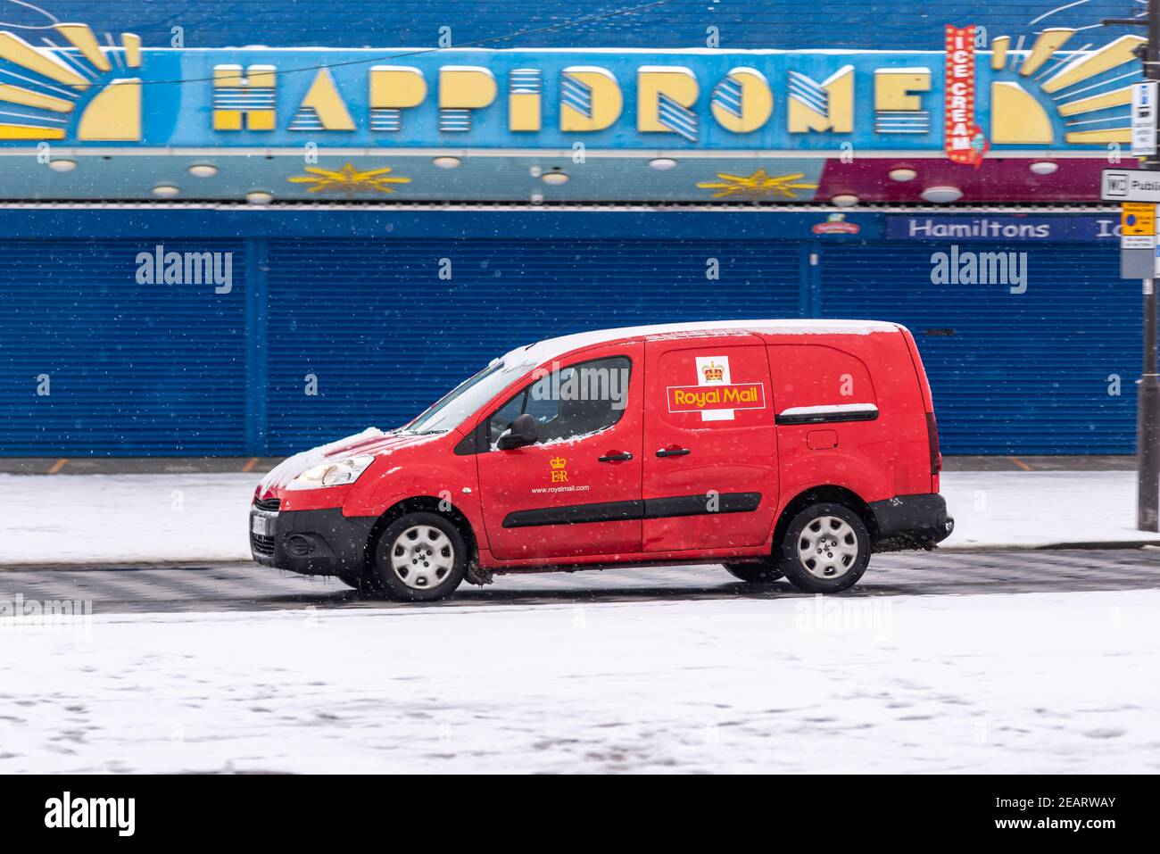 Royal Mail Postauto fährt entlang der Küste in Southend on Sea, Essex, Großbritannien, mit Schnee auf dem Boden von Storm Darcy. Vorbei an Spielhalle Stockfoto