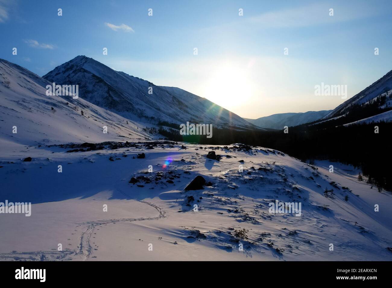 Baikalgebirge im Winter im Schnee. Wald in schneebedeckten Bergen. Stockfoto