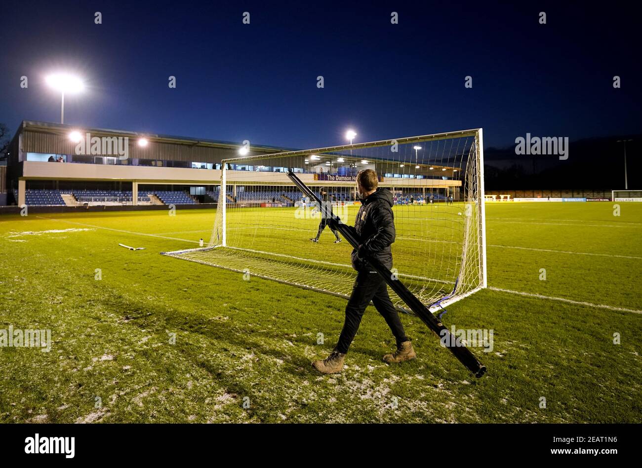 Ein Platzwart nimmt nach dem Spiel der FA Women's Super League im SportNation.bet Stadion Posten ab, Solihull wird wegen eines gefrorenen Platzes abgesetzt. Bilddatum: Mittwoch, 10. Februar 2021. Stockfoto